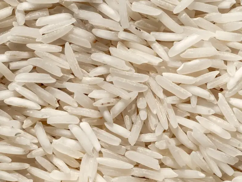 لقطة مقرّبة لحبوب أرز بسمتي هندي طويلة ومعتّقة في كيس من الجوت